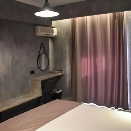 California - Adults Only Λαγανάς